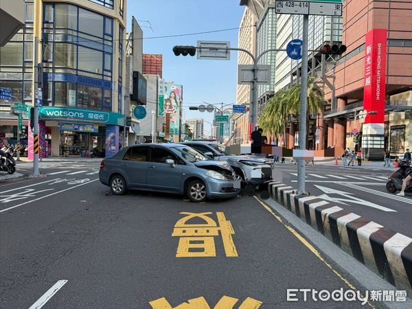 ▲台南市西門路與樹林街口29日下午發生自小客車碰撞事故，所幸僅一人輕傷。（記者林東良翻攝，下同）