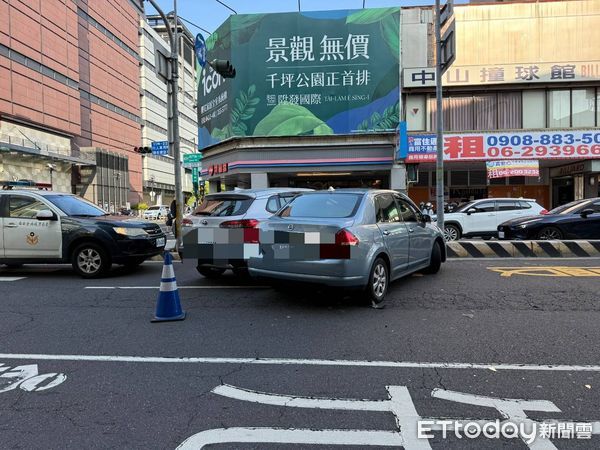 ▲台南市西門路與樹林街口29日下午發生自小客車碰撞事故，所幸僅一人輕傷。（記者林東良翻攝，下同）