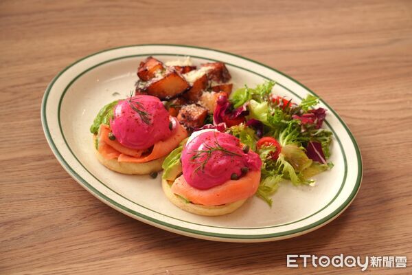 ▲粉紅鮭魚酪梨班尼迪克蛋。（圖／瓦城集團提供）