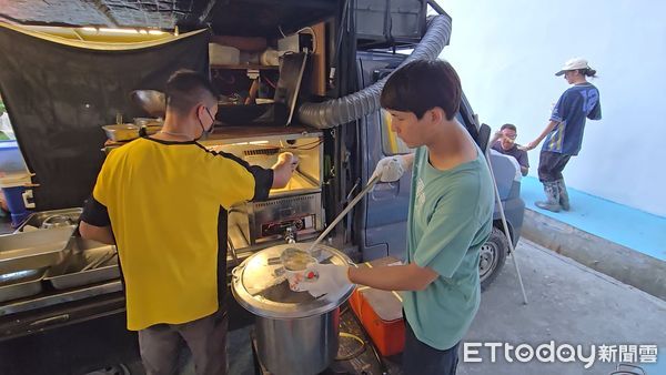 ▲ 自台南的蔬食餐車業者，號召十多人組成志工團，在災民收容中心，支起爐火，分送熱食。（圖／記者劉邠如攝）