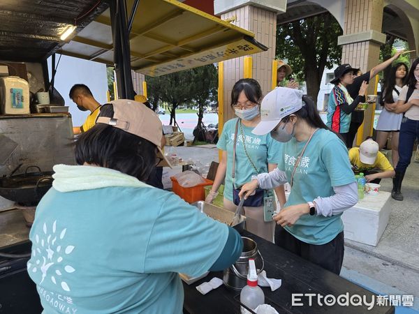 ▲ 聽到災民想吃素「立刻衝來」！餐車天使邊煮邊掃：你的家我幫扶。（圖／記者劉邠如攝）