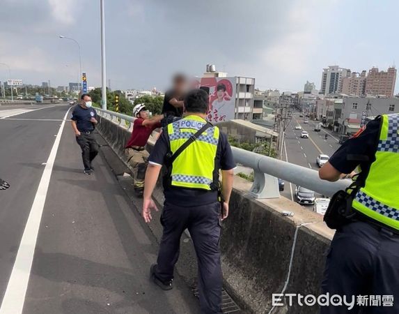 ▲台86線接國道橋橔30日上午驚傳男子欲輕生，警消合力將人救下。（記者林東良翻攝，下同）
