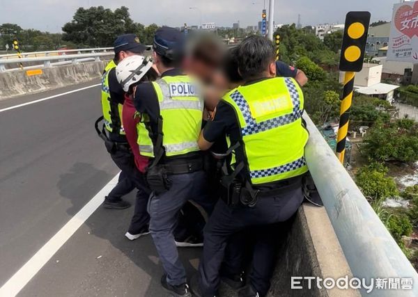 ▲台86線接國道橋橔30日上午驚傳男子欲輕生，警消合力將人救下。（記者林東良翻攝，下同）