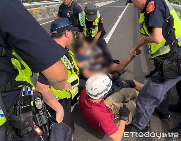 ▲台86線接國道橋橔30日上午驚傳男子欲輕生，警消合力將人救下。（記者林東良翻攝，下同）