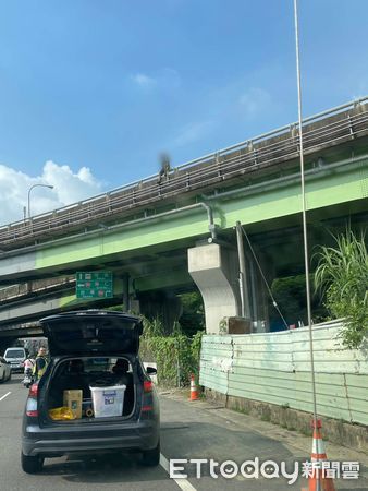 ▲台86線接國道橋橔30日上午驚傳男子欲輕生，警消合力將人救下。（記者林東良翻攝，下同）