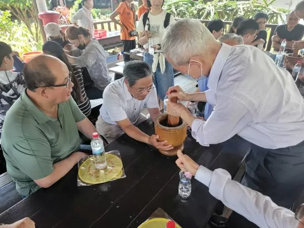 ▲大家團聚在一起搗麻糬、吃美食。（圖／財團法人犯罪被害人保護協會新竹分會提供）