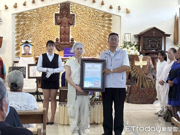 ▲台東縣政府頒榮譽縣民。（圖／記者楊晨東翻攝）