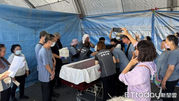 ▲花蓮罹難者遺體入殮，家屬心痛淚目送最後一程。（圖／記者陳以昇攝，下同）