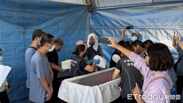 ▲花蓮罹難者遺體入殮，家屬心痛淚目送最後一程。（圖／記者陳以昇攝，下同）