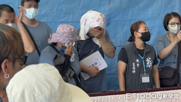 ▲花蓮罹難者遺體入殮，家屬心痛淚目送最後一程。（圖／記者陳以昇攝，下同）