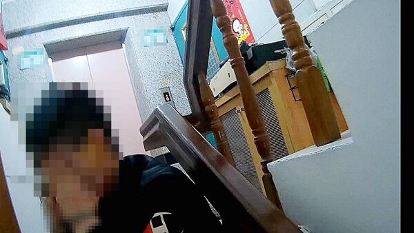 ▲桃園警分局昨天下午在轄區中埔一街某社區查察邱姓詐欺通緝犯時，邱假意配合，卻從8樓往樓下狂奔，仍被員警以辣椒水噴灑痛苦睜不開眼。（圖／桃園警方提供）