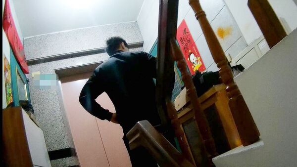 ▲桃園警分局員警昨天下午在中埔一街某社區查察邱姓通緝犯，邱從8樓往樓下狂奔，仍被員警以辣椒水噴灑制服，員警依法解送歸案。（圖／桃園警方提供）