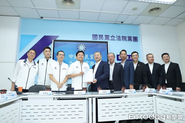 ▲▼  國民黨團全國縣市議會議長一行人，就「有關建請地方民意代表助理費修法相關事宜。」交換意見,新北市議長蔣根煌,新竹市議長許修睿,宜蘭縣議長張勝德,屏東縣議長周典論,嘉義縣議會張明達,高雄市副議長曾俊傑,傅崐萁,羅智強,林沛祥,蘇清泉    。（圖／記者徐文彬攝）