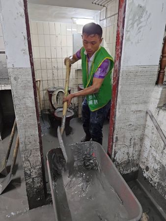 ▲▼民進黨志工團連日在災區協助復原工作。（圖／翻攝何博文臉書）