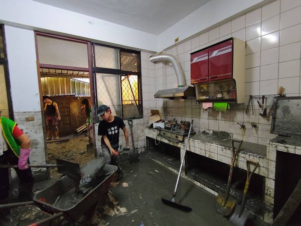 ▲▼民進黨志工團連日在災區協助復原工作。（圖／翻攝何博文臉書）