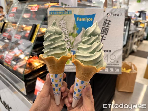 ▲▼全家Fami!ce霜淇淋推出新口味「香香菜菜霜淇淋」。（香菜霜淇淋）。（圖／記者林育綾攝）