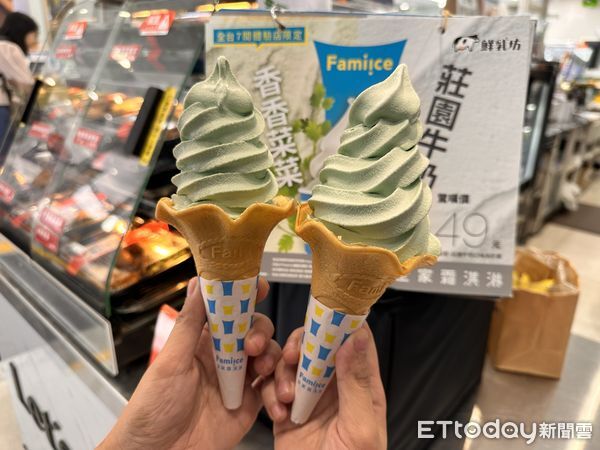▲▼全家Fami!ce霜淇淋推出新口味「香香菜菜霜淇淋」。（香菜霜淇淋）。（圖／記者林育綾攝）