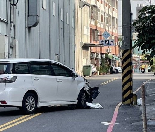 ▲彰化北斗鎮發生酒駕自撞電桿棄車落跑。（圖／民眾提供）