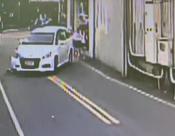 ▲彰化北斗鎮發生酒駕自撞電桿棄車落跑。（圖／民眾提供）