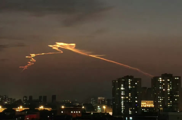 ▲▼河北、山西天空現神秘光帶。（圖／翻攝自微博）