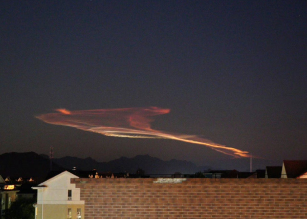 ▲▼河北、山西天空現神秘光帶。（圖／翻攝自微博）