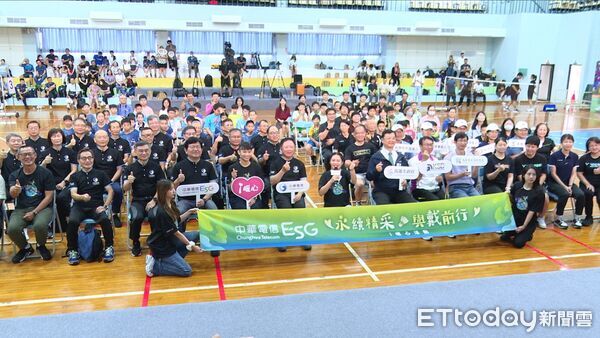 ▲中華電信小戴＋孩童友誼賽▼             。（圖／記者鄭遠龍攝）