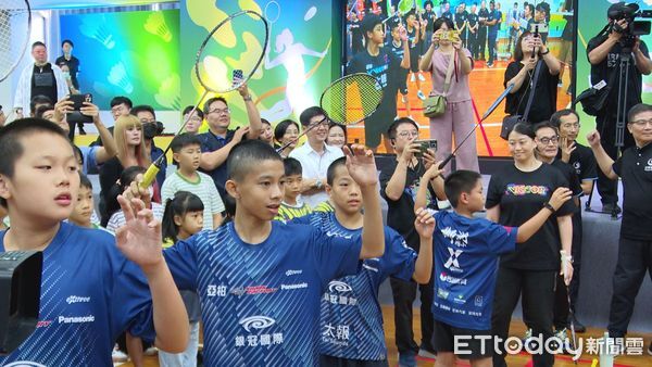 ▲中華電信小戴＋孩童友誼賽▼             。（圖／記者鄭遠龍攝）