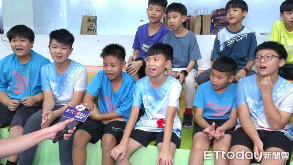 ▲中華電信小戴＋孩童友誼賽▼             。（圖／記者鄭遠龍攝）