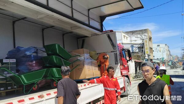 ▲▼花蓮光復重災，「吊車大王」、啟德機械起重工程董事長胡漢龑。（圖／地方中心翻攝）
