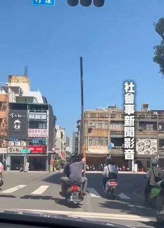 ▲▼高雄機車雙載「扛3米巨管」險K紅綠燈！離譜畫面曝　警方要開罰了。（圖／翻攝社會事新聞影音）