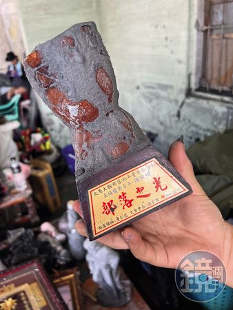 謝村花搶救出女兒陳曉娟的獎盃。