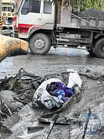 訪到一半，陳曉娟忽然指向一邊說：「啊，我的球衣。」