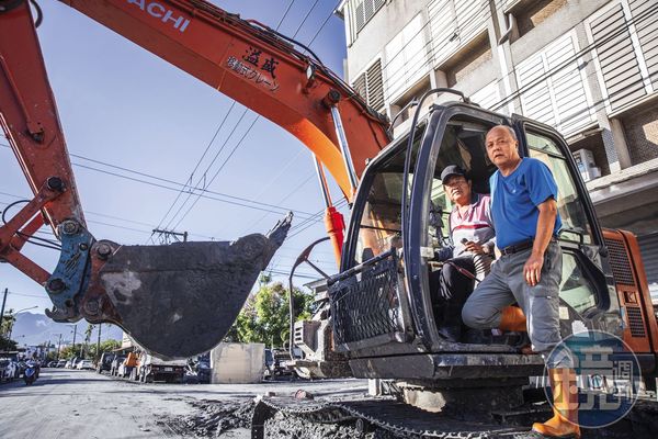 王鐘元（右）水災當日開車出門被捲進水中，幸運遇到黃春溢（左）開著怪手到處救人，撿回一命。