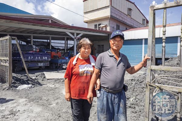 謝順龍與妻子江麗櫻站在自家門口。