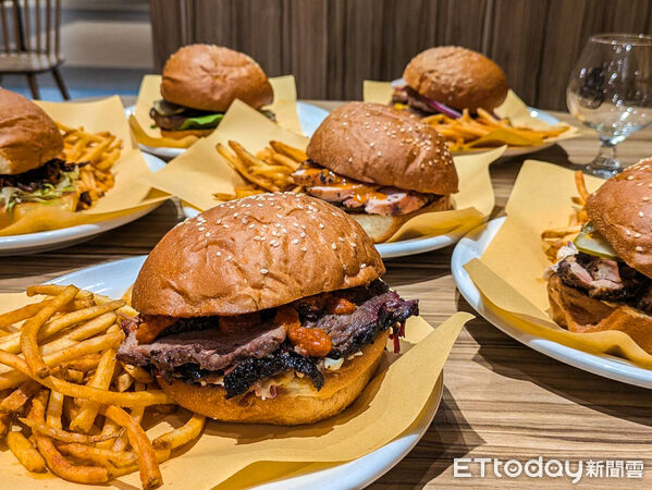 ▲德洲BBQ「Daynes`Craft Barbecue」開賣5款新口味漢堡 。（圖／記者黃士原攝）