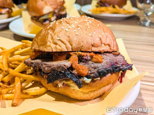 ▲德洲BBQ「Daynes`Craft Barbecue」開賣5款新口味漢堡 。（圖／記者黃士原攝）