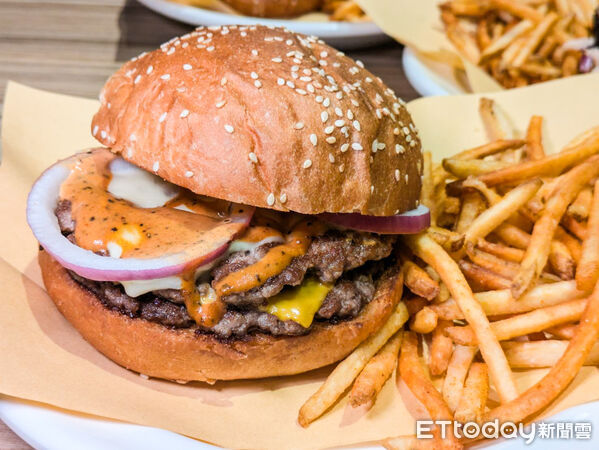 ▲德洲BBQ「Daynes`Craft Barbecue」開賣5款新口味漢堡 。（圖／記者黃士原攝）