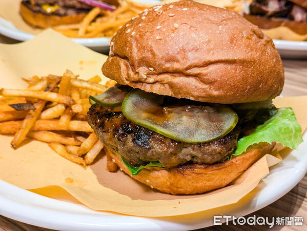 ▲德洲BBQ「Daynes`Craft Barbecue」開賣5款新口味漢堡 。（圖／記者黃士原攝）