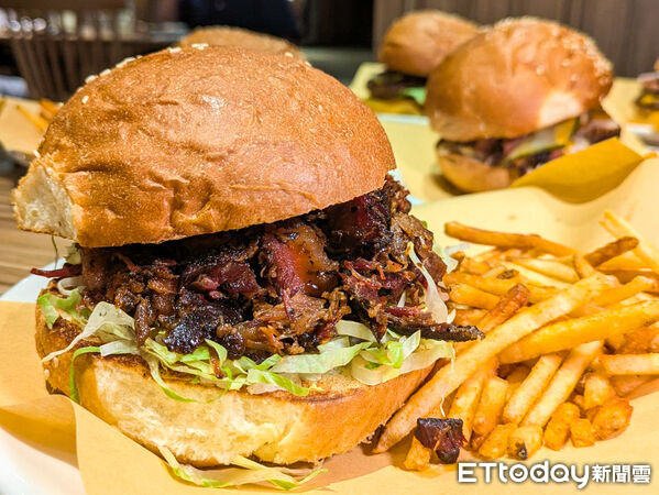 ▲德洲BBQ「Daynes`Craft Barbecue」開賣5款新口味漢堡 。（圖／記者黃士原攝）