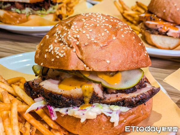 ▲德洲BBQ「Daynes`Craft Barbecue」開賣5款新口味漢堡 。（圖／記者黃士原攝）