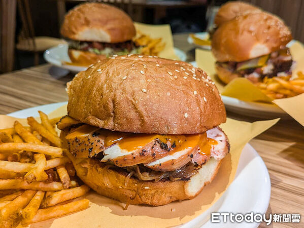 ▲德洲BBQ「Daynes`Craft Barbecue」開賣5款新口味漢堡 。（圖／記者黃士原攝）