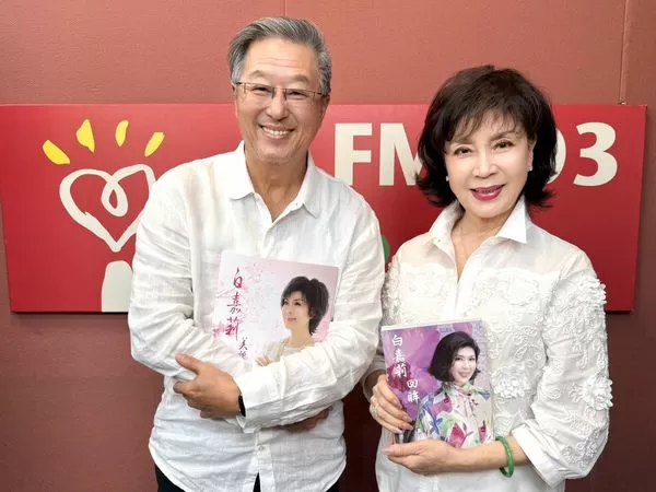 ▲白嘉莉(右)接受王偉忠訪問。（圖／中廣提供）