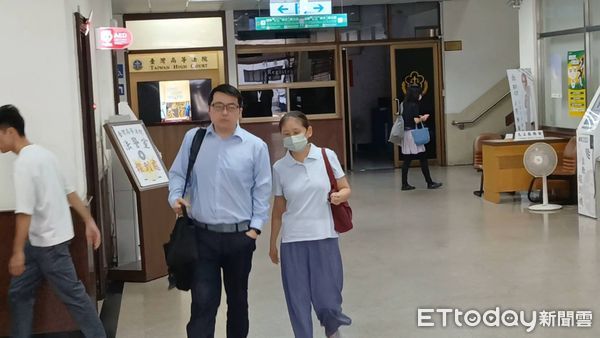 ▲高虹安前行政主任助理、綽號「小兔」的黃惠玟（右），突然在庭上要求高虹安向她道歉。（圖／記者吳銘峯攝）
