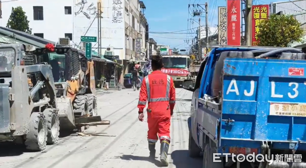 ▲▼             「吊車大王」胡漢龑調派自家重機具到光復鄉協助，兩名女兒陪同。（圖／地方中心翻攝，下同）