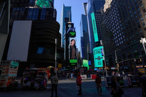 ▲▼李千娜登上紐約時代廣場螢幕牆。（圖／環球音樂提供）