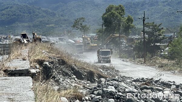 ▲▼馬太鞍溪,消波塊,破口。（圖／記者許權毅攝）