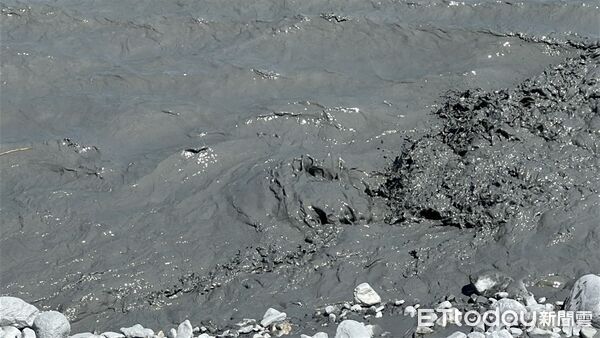 ▲▼馬太鞍溪,消波塊,破口。（圖／記者許權毅攝）