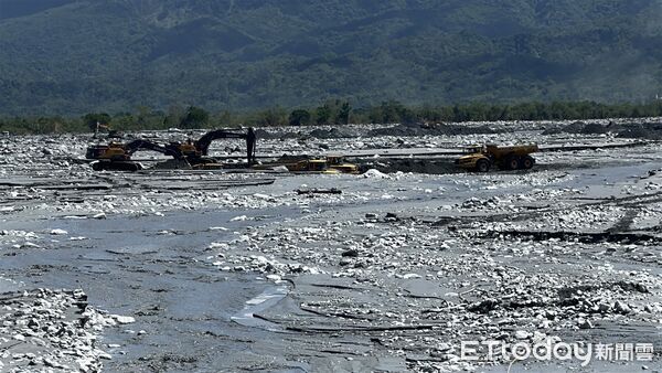 ▲▼馬太鞍溪,消波塊,破口。（圖／記者許權毅攝）