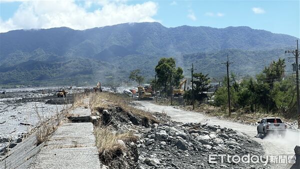 ▲▼馬太鞍溪,消波塊,破口。（圖／記者許權毅攝）