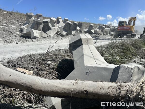 ▲▼馬太鞍溪,消波塊,破口。（圖／記者許權毅攝）